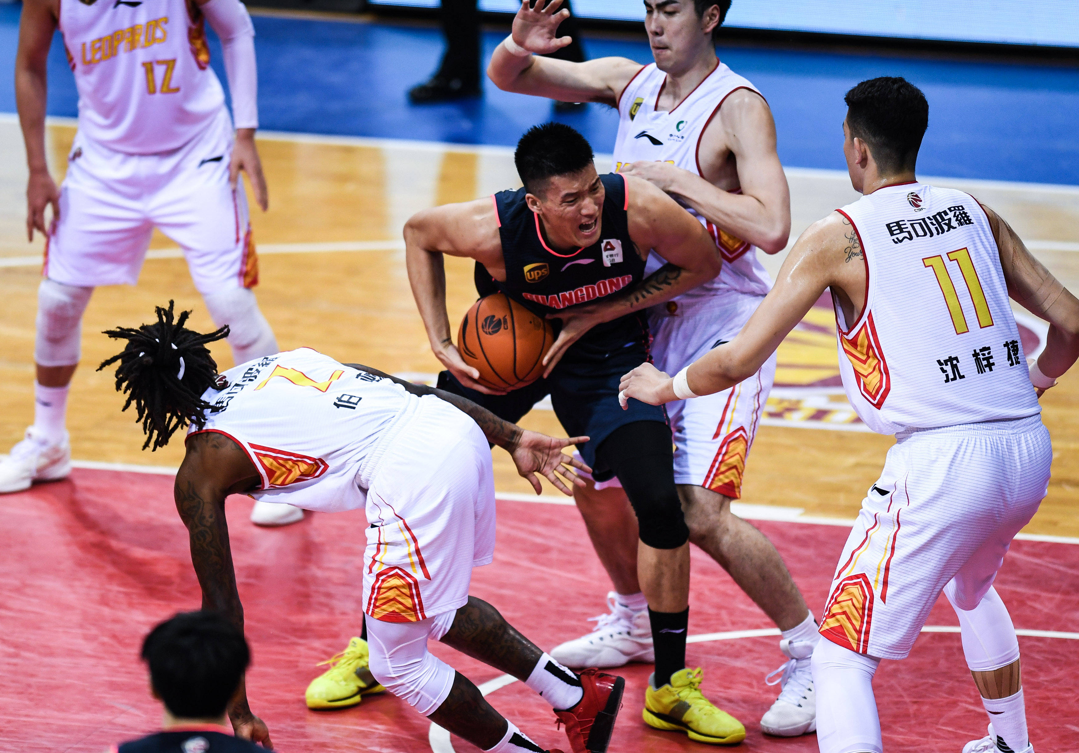 塞尔维亚男篮鏖战黄蜂,汉密尔顿制霸全场 塞尔维亚男篮鏖战黄蜂,汉密尔顿制霸全场