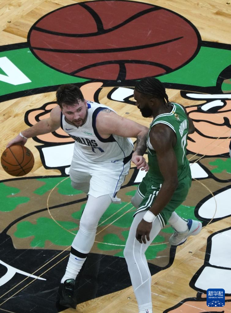 中国男篮完胜凯尔特人B队,哈里斯统治全场 中国男篮完胜凯尔特人B队,哈里斯统治全场