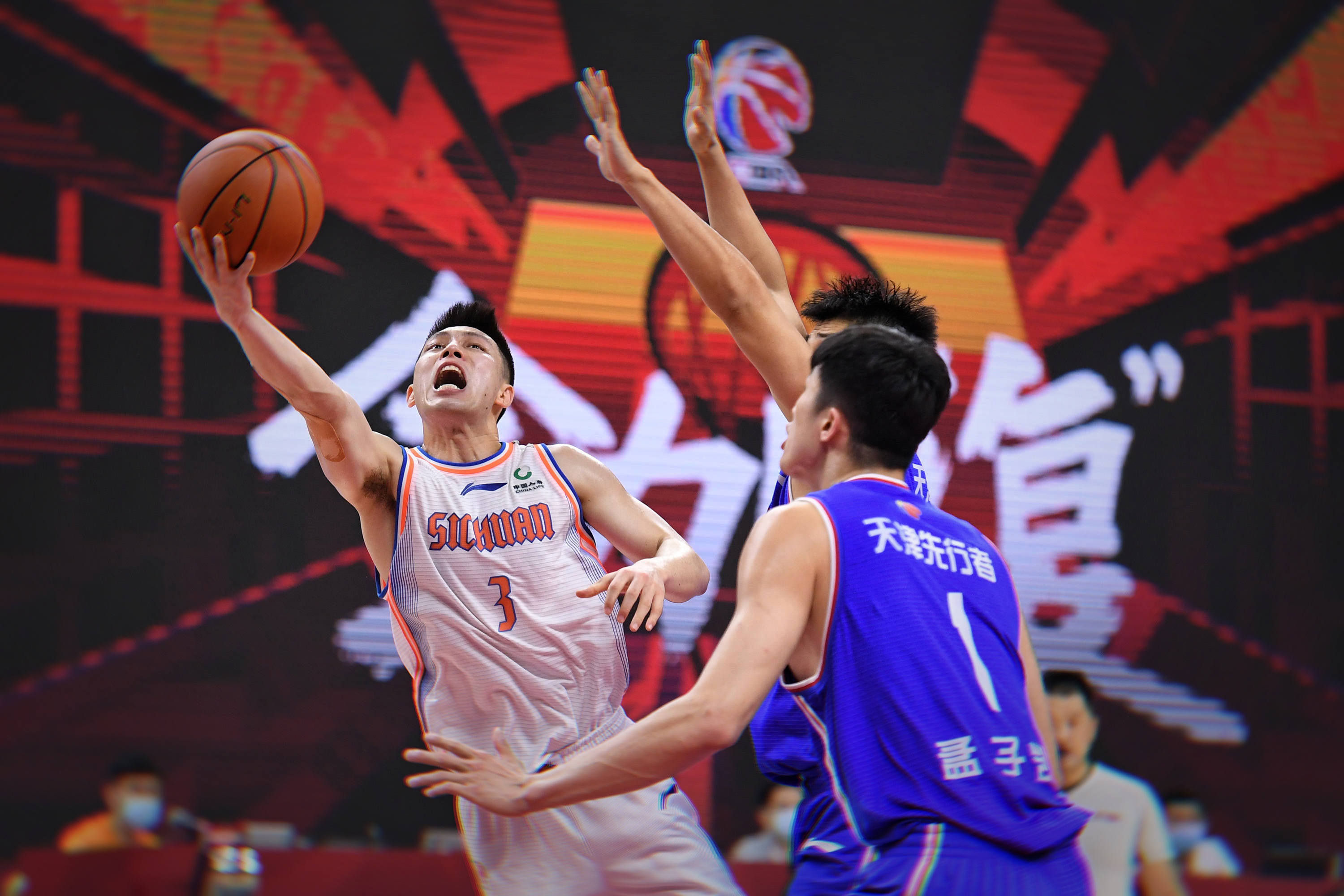 天津队碾压上海队，东契奇高光表现