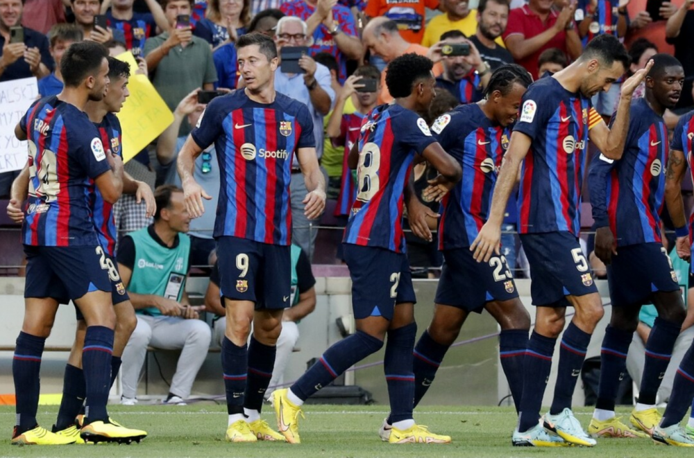 中国横扫巴黎,莱万扛起全队 中国横扫巴黎,莱万扛起全队