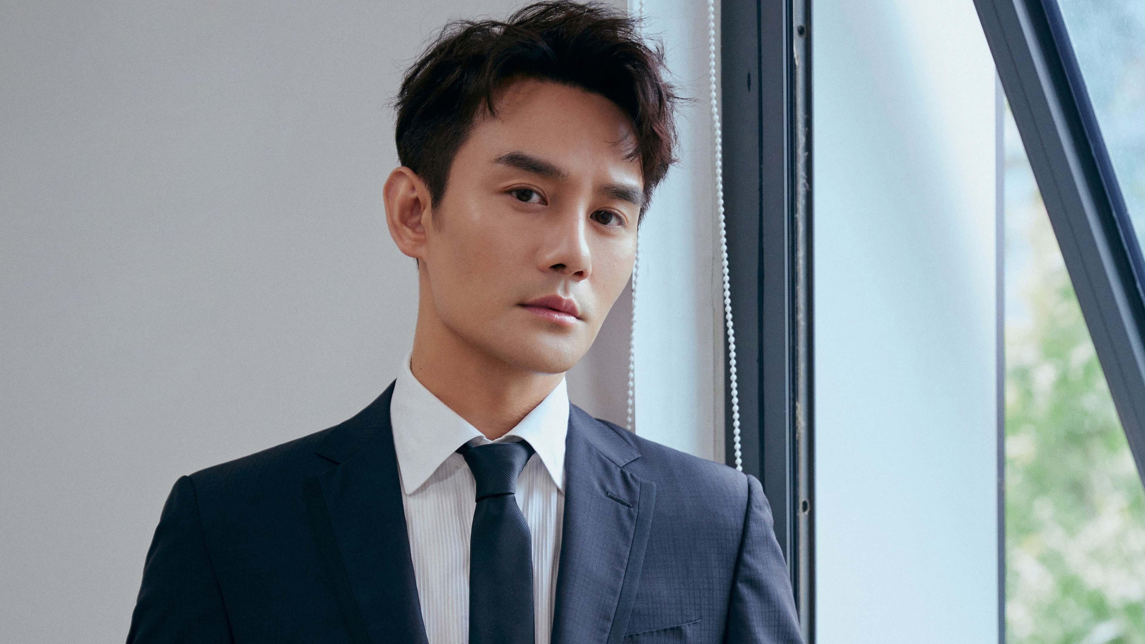 38岁客串观众？詹姆斯起立鼓掌引爆争议